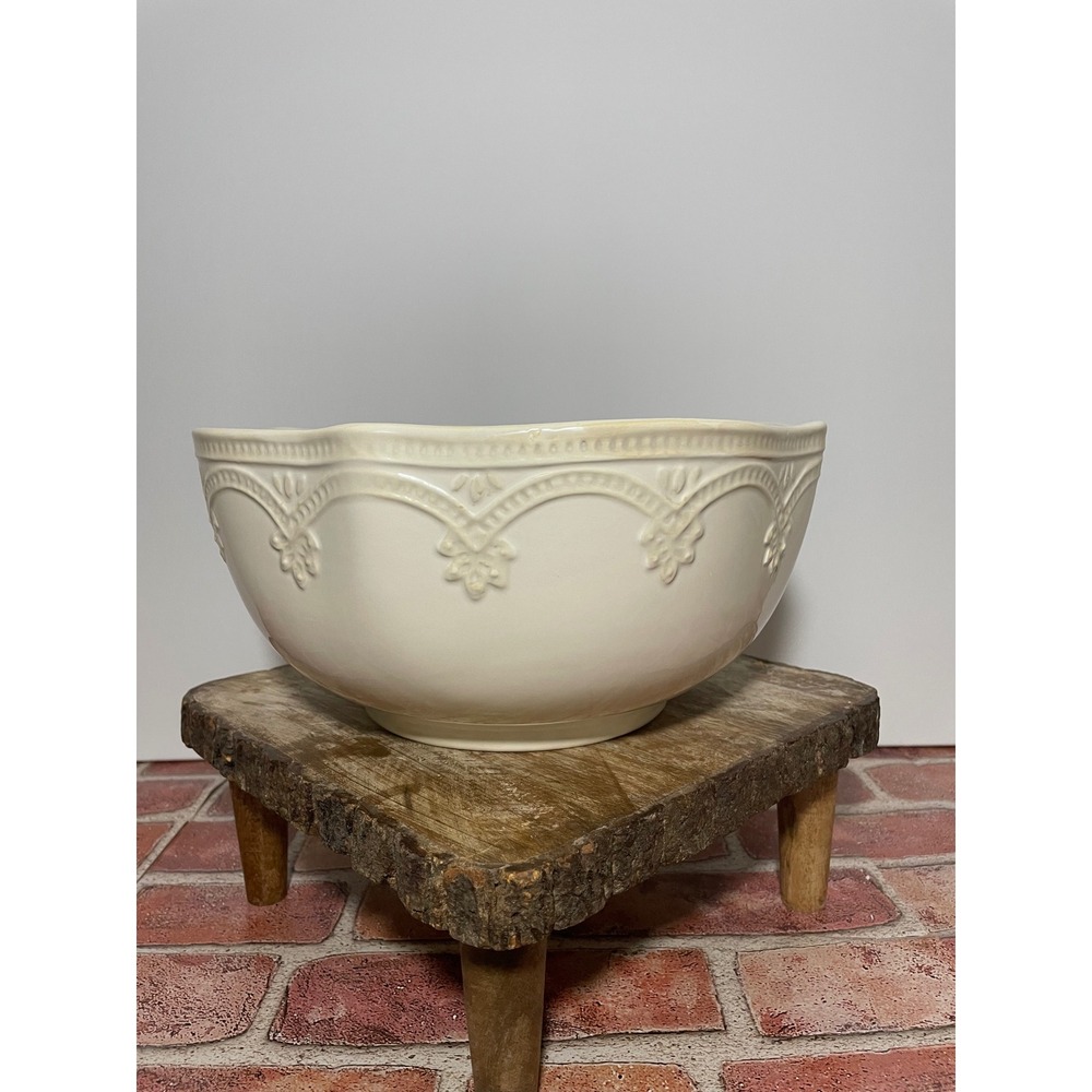Pioneer Woman Farmhouse Lace 11in Linen Serving Bowl Stoneware Scalloped Cream